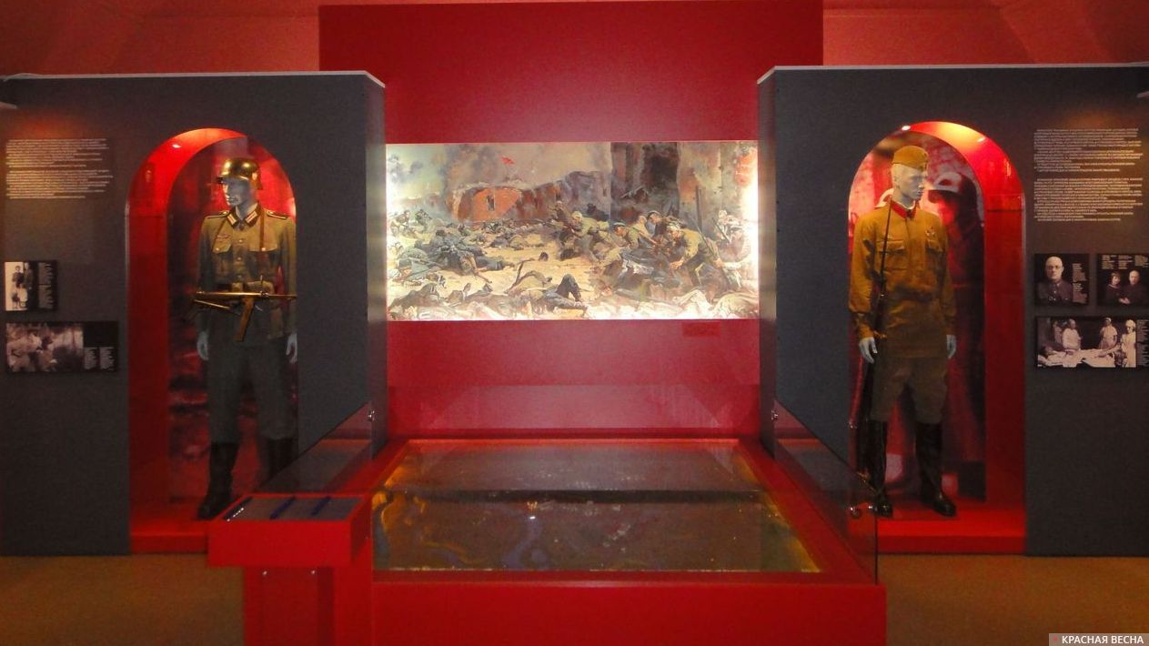 В рамках концепции на фото картина посредине становится лишней. Фрагмент экспозиции Музея обороны Брестской крепости. Крепость-Герой Брест.