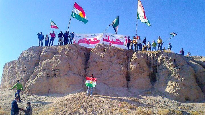 Сирийские курды поднимают флаги