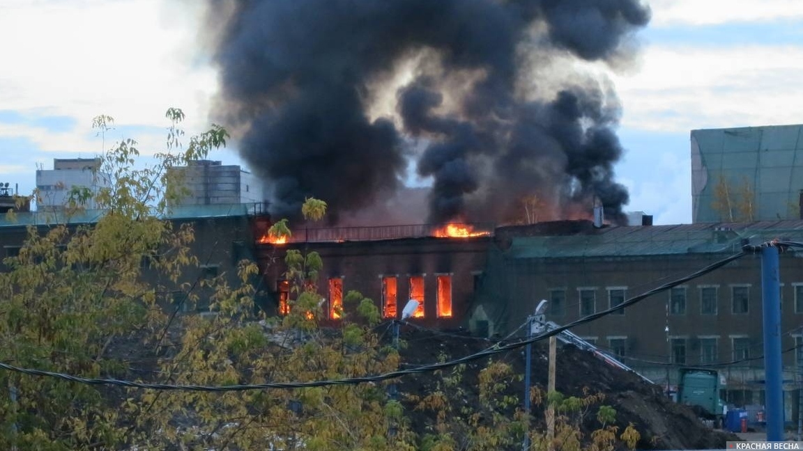 Что произошло белгороде сегодня со стороны украины. Обстрел завода в Шебекино. Пожар на предприятии. Пожар на заводе. Сгоревший завод.