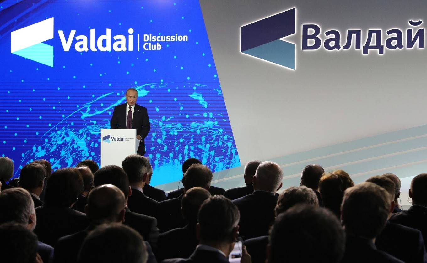 Владимир Путин выступает на заседании дискуссионного клуба «Валдай»