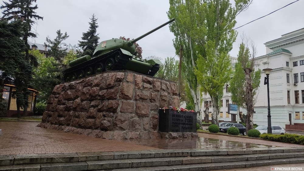 Донецк, 9 мая 2023 года, танк Т-34 у Оперного театра