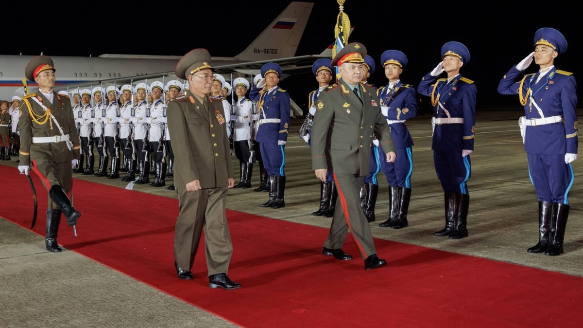 Министр обороны Российской Федерации генерал армии Сергей Шойгу прибыл в КНДР
