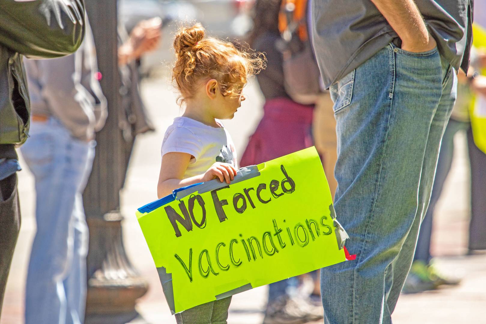 Надпись на плакате «Не принуждайте вакцинироваться!» Протест в США