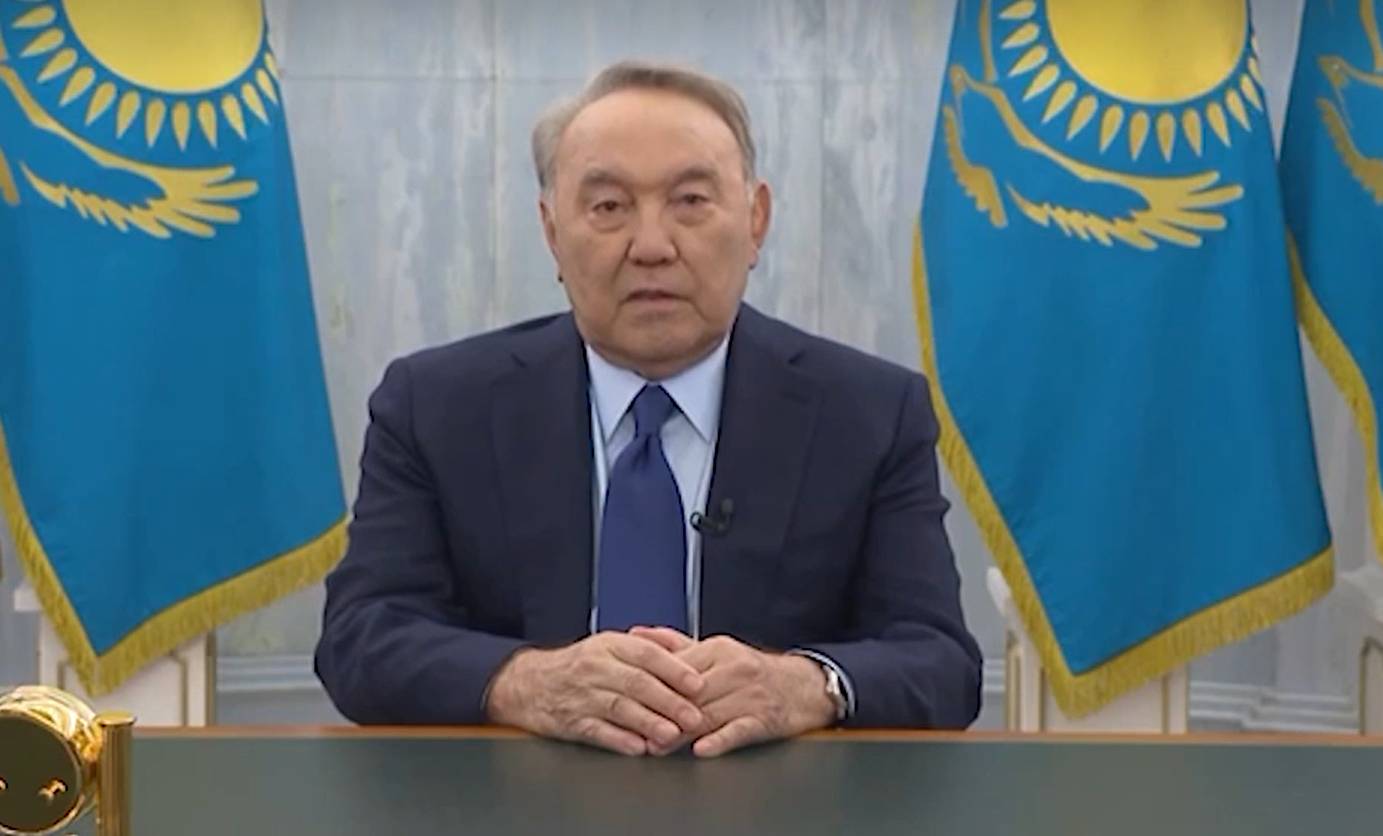 Нурсултан Назарбаев проголосовал за лишение его статуса Отца нации