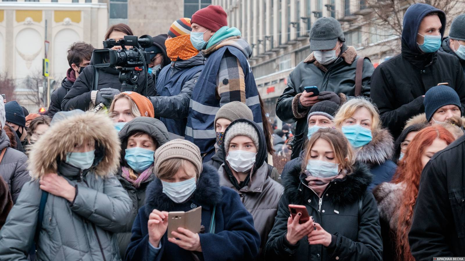 Участницы митинга в масках