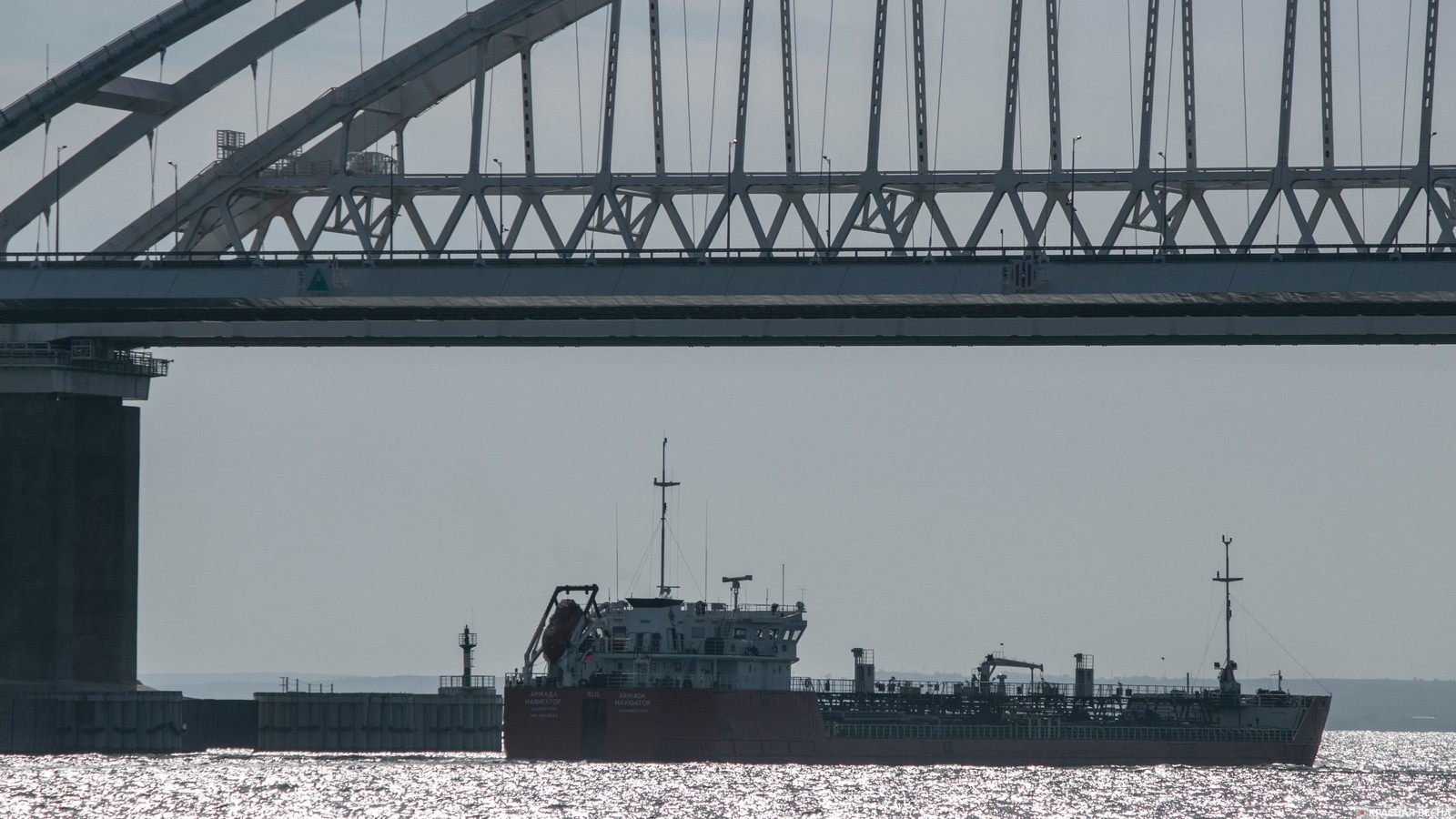 Судно проходит под Крымским мостом. Крым