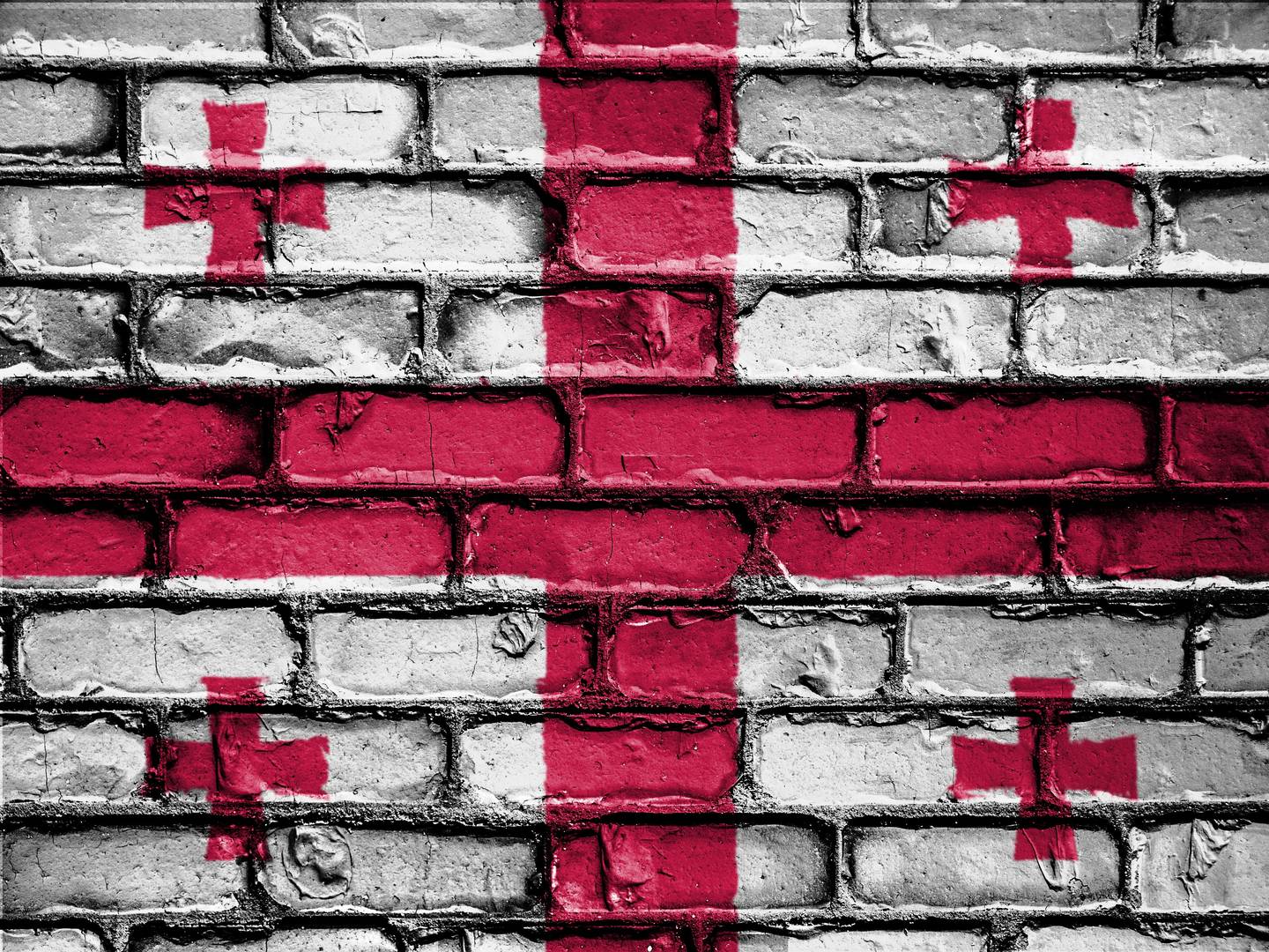 Флаг Грузии на фоне стены