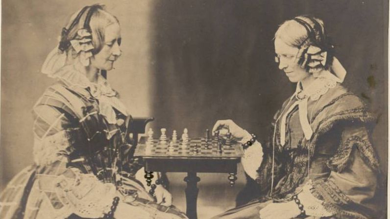 Две тётушки Льюиса Кэрролла, Маргарет Энн и Генриетта Мэри Лютвидж, играют в шахматы, лето 1859