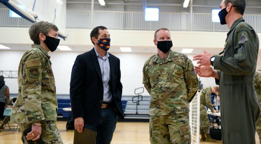 Джейсон Кроу встречается с представителями 460-й медицинской группы на базе Космических сил США Бакли, штат Колорадо