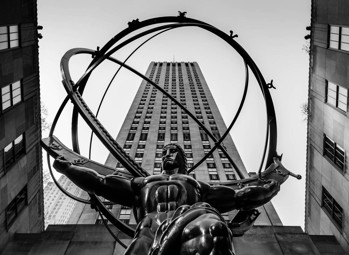 Статуя Атланта, держащего Земной шар на руках, перед Рокфеллеровским центром в Нью-Йорке