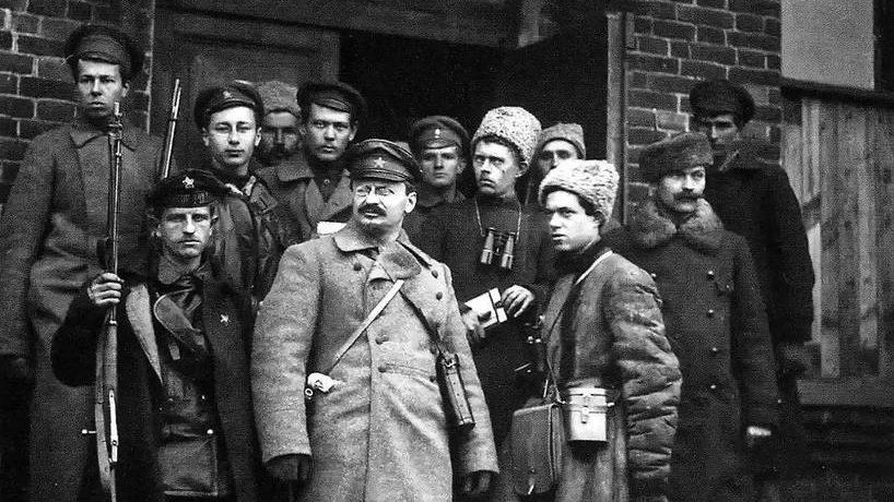 Лев Троцкий с охраной, 1919 год.