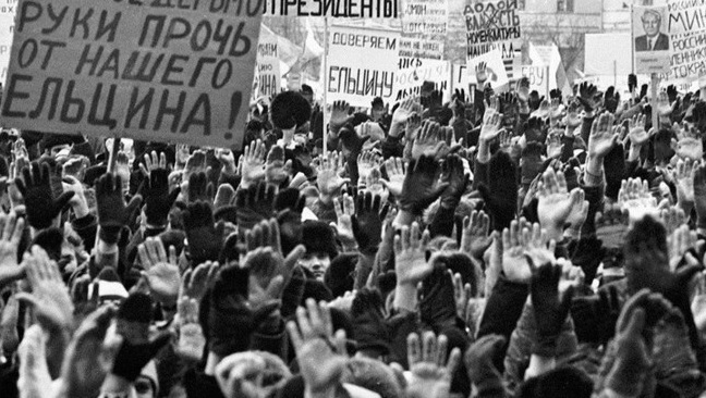 Многотысячная демонстрация в поддержку Ельцина