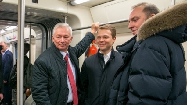 Максим Лискутов (в центре). Начальство Московского метрополитена в салоне электропоезда.