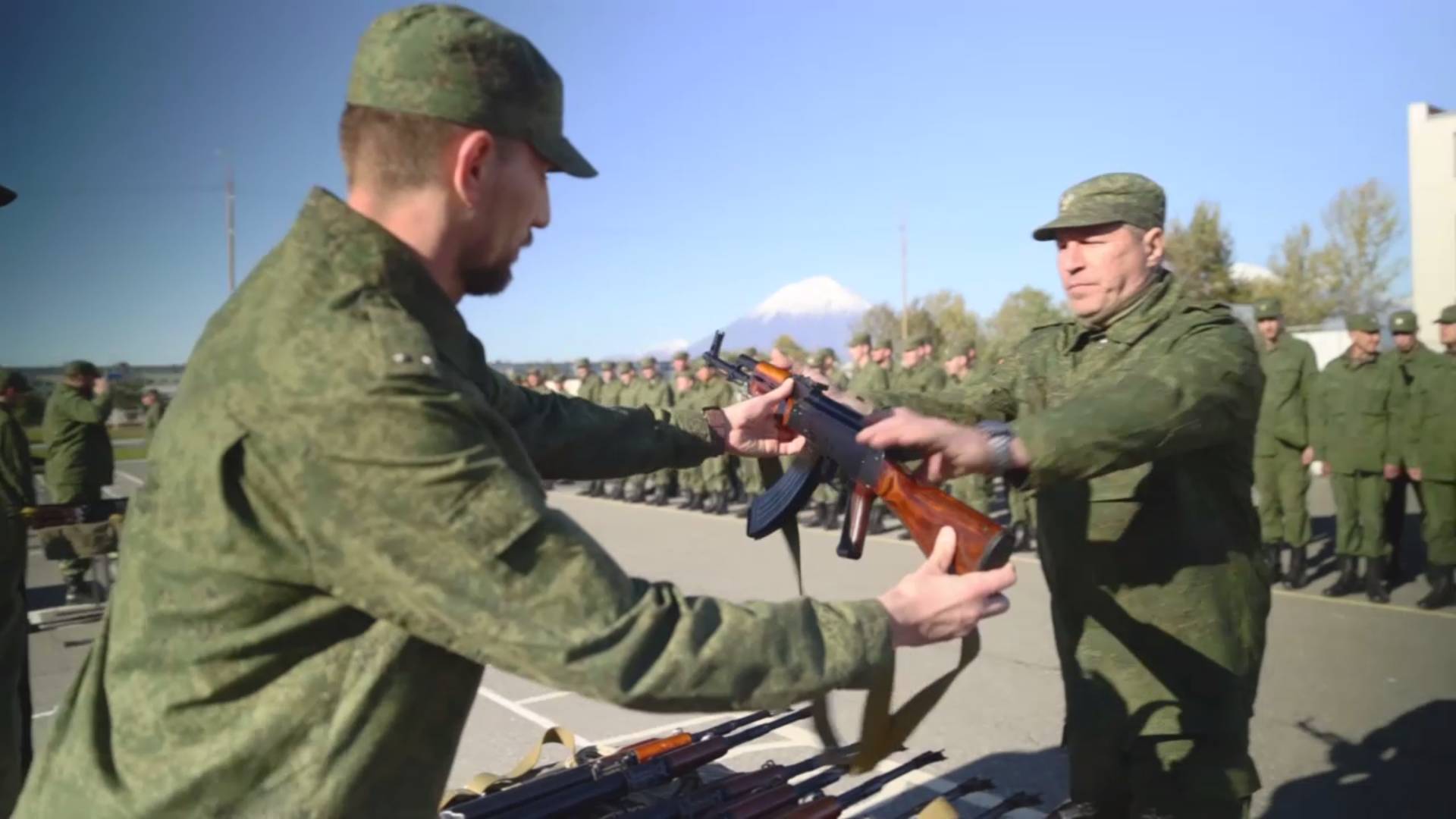 Вручение оружия мобилизованному личному составу, призванному в ряды ВС РФ