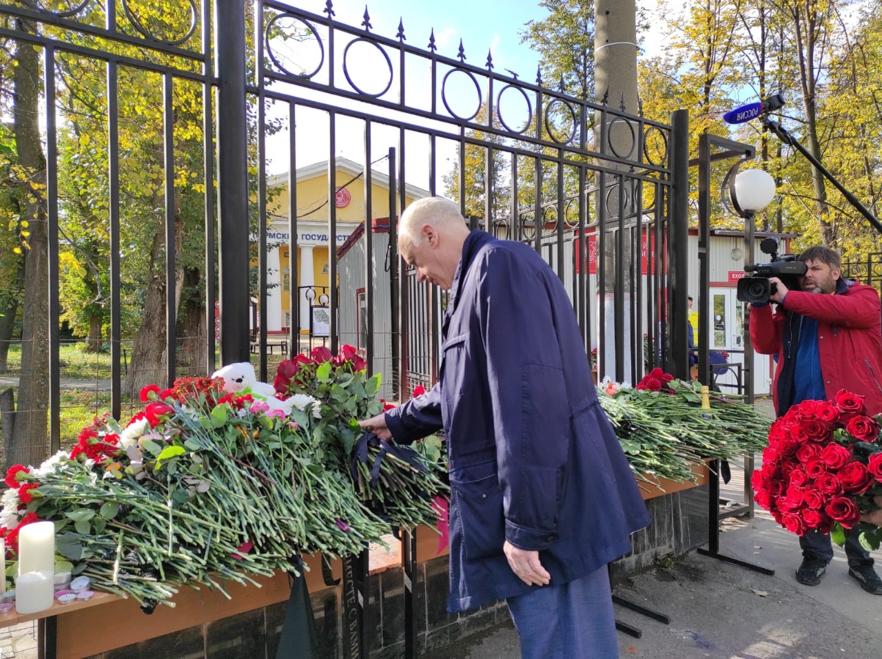 Возложение цветов к мемориалу у пятого корпуса ПГНИУ