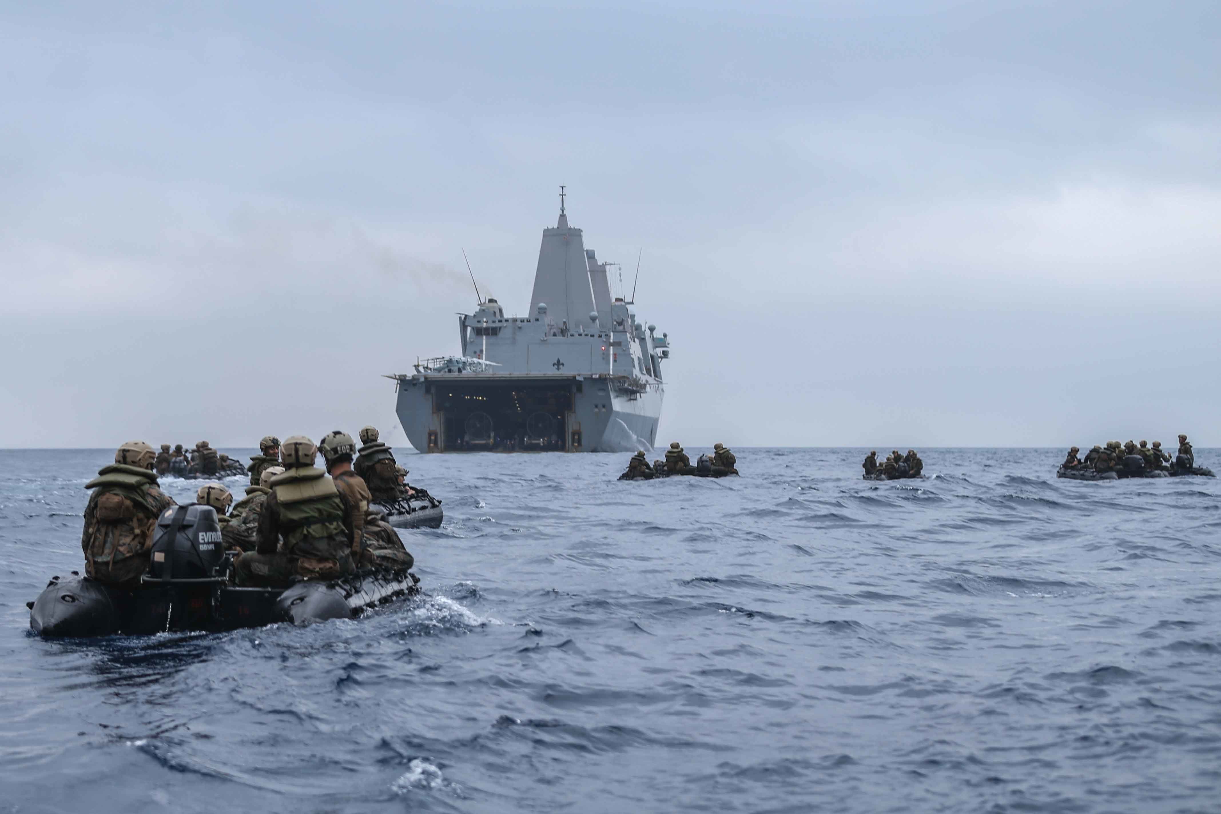 Экспедиционный отряд морской пехоты готовится к посадке на десантный корабль New Orleans в Филиппинском море