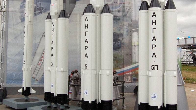 Макеты различных компоновок ракет-носителей «Ангара» на МАКС-2009