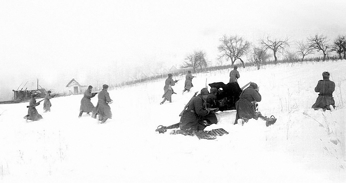 Рота гвардии лейтенанта Г. С. Кузьмина при поддержке 45-мм противотанкового орудия в контратаке. Февраль 1945 г.