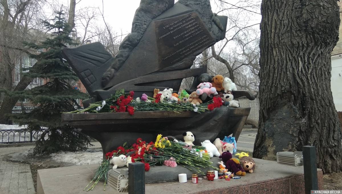 Спонтанный мемориал у памятного знака детям, погибшим во время Великой Отечественной войны, Воронеж, 23 марта 2024 года