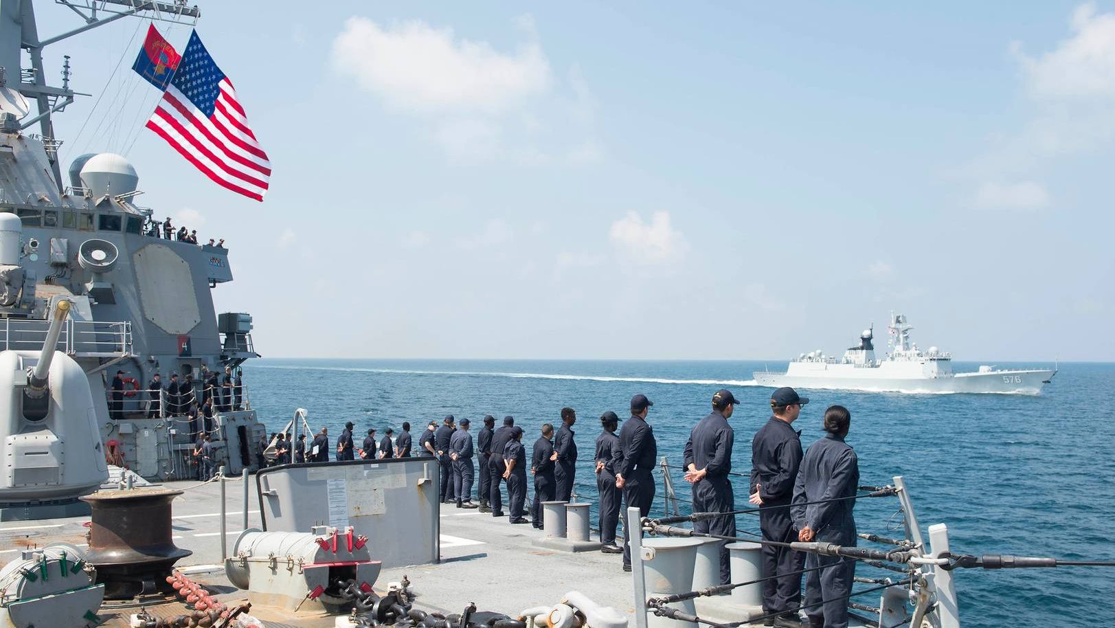 Американский и китайский военные корабли