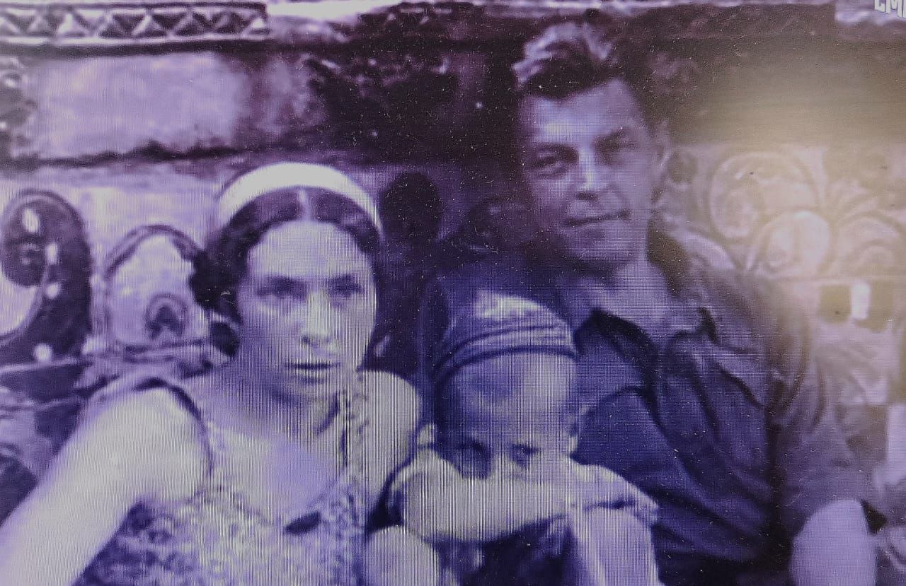 Елена Конжукова и Иван Ефремов с сыном Алланом