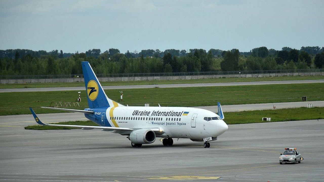 Boeing 737 авиакомпании «Международные авиалинии Украины» на рулёжке в аэропорту «Борисполь», Киев