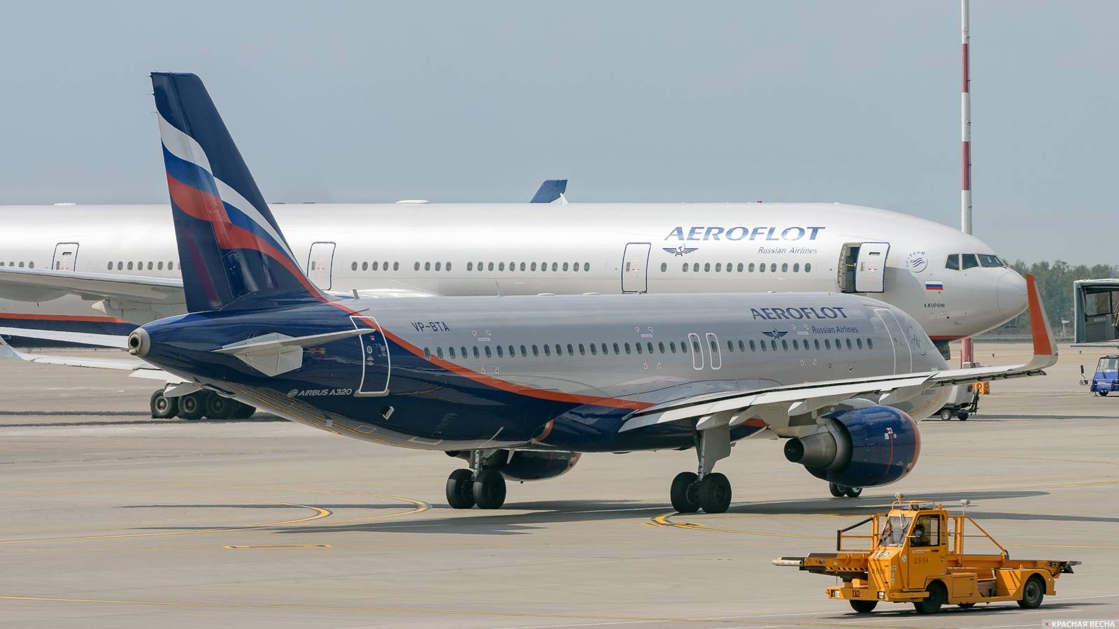 Airbus A320 и Boeing 777 авиакомпании Аэрофлот в аэропорту Шереметьево.