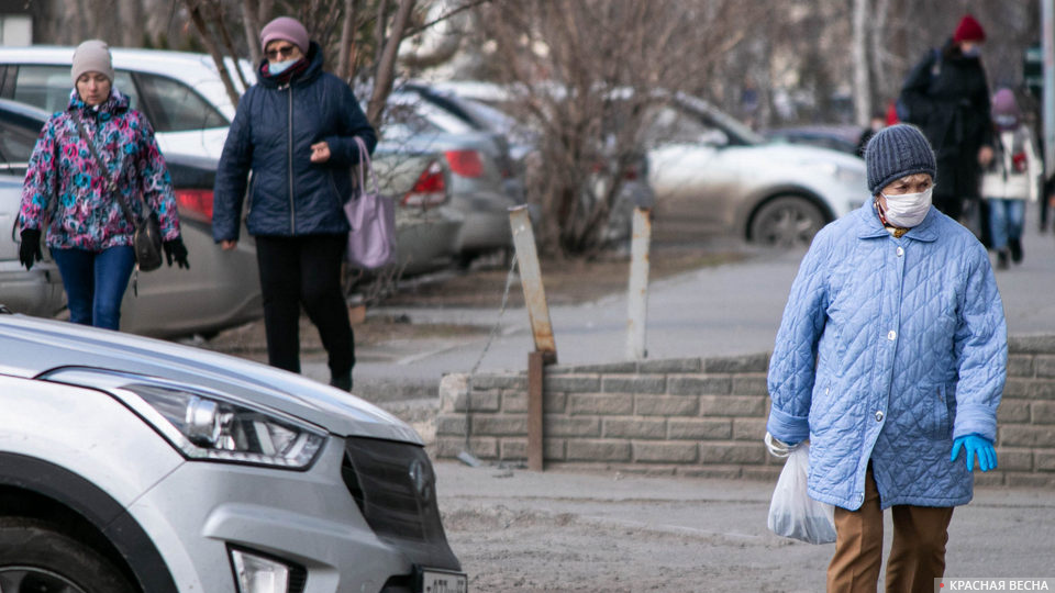 На улице в медицинской маске