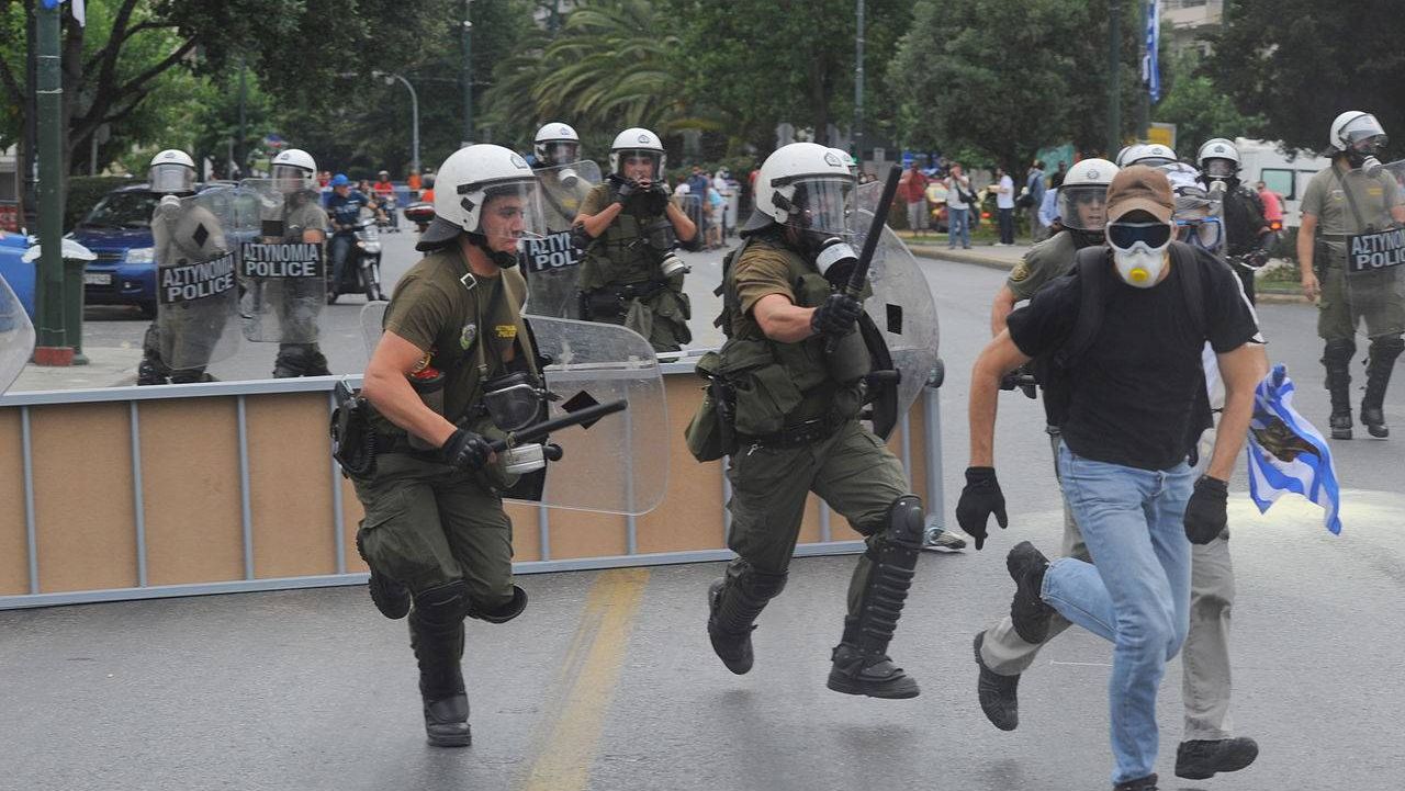 Греческая полиция и протестующий