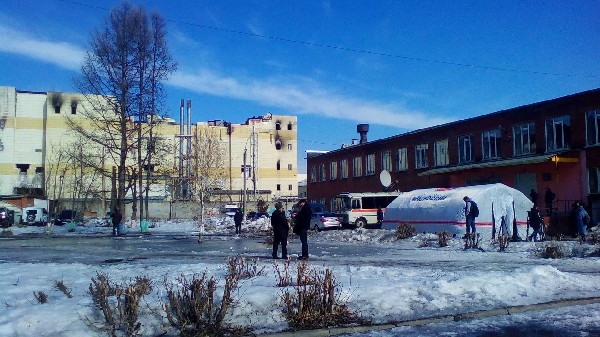 Оперативный штаб МЧС у ТЦ Зимняя вишня. Кемерово. 29.03.2018