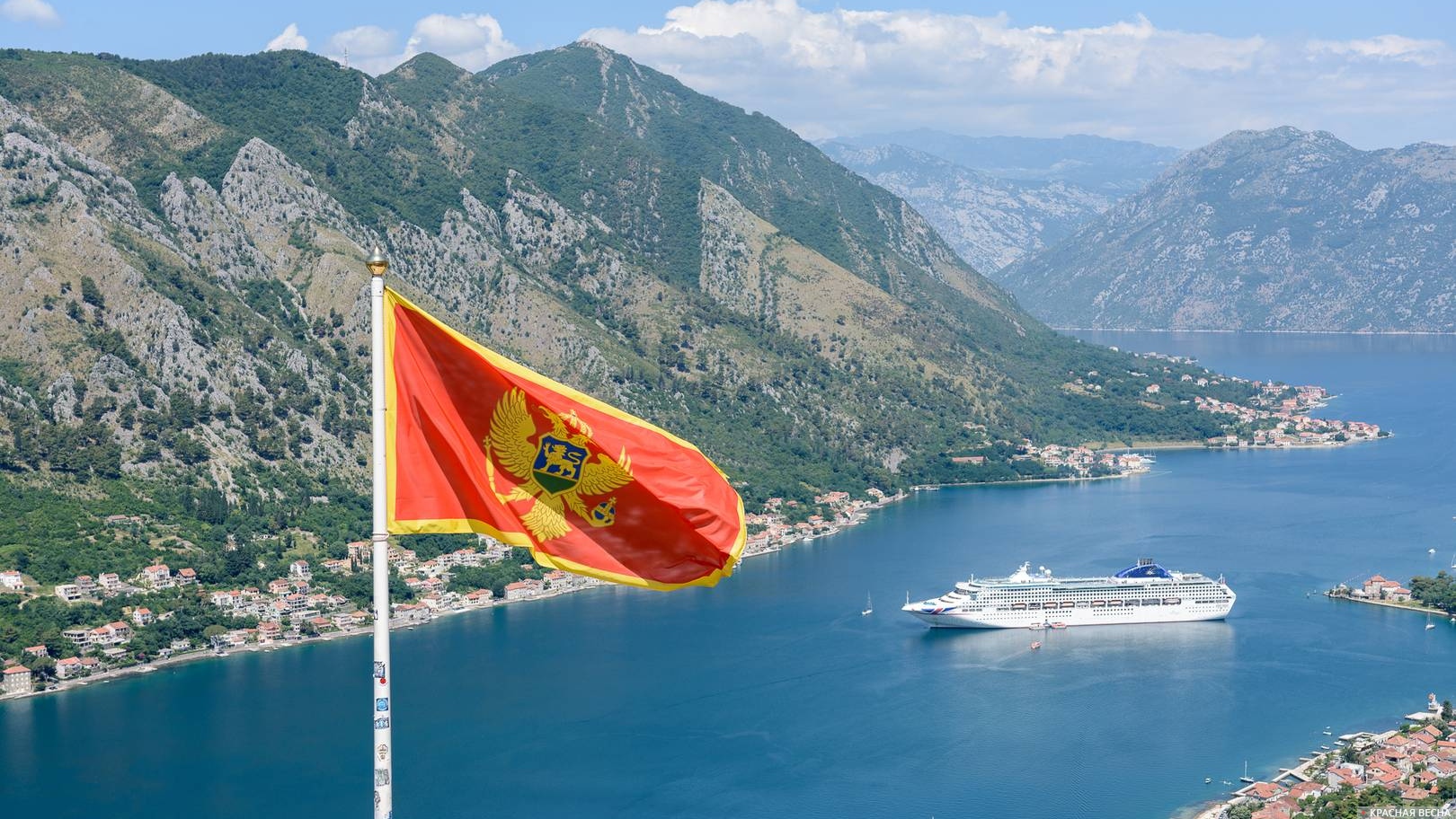 Флаг Черногории над Которским заливом, Котор, Черногория