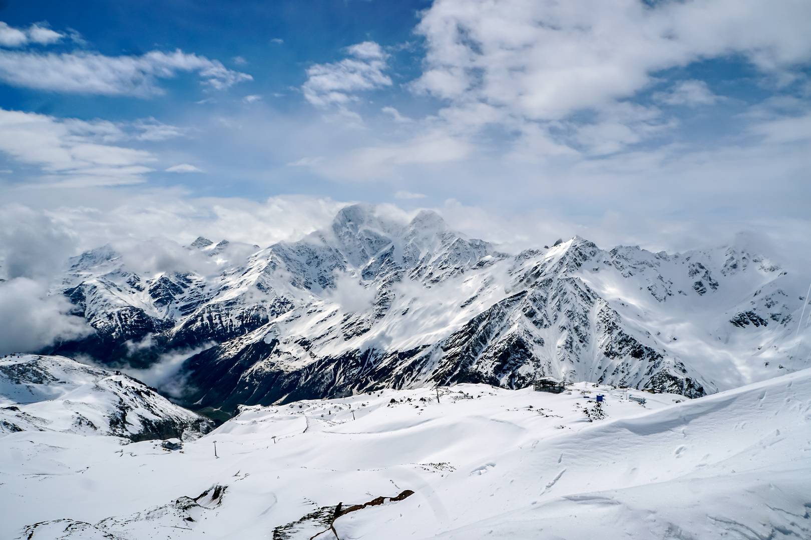 Бочки Эльбрус горы ущелье небо