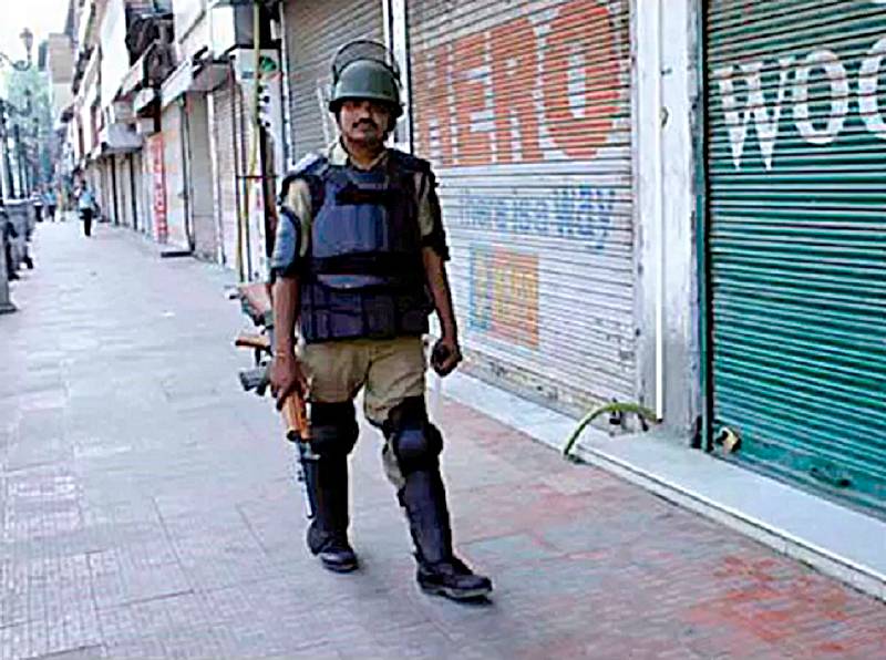 Боец сил Центральной резервной полиции Индии во время комендантского часа