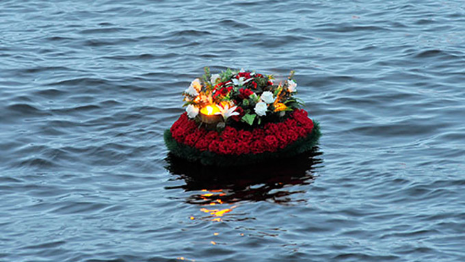 В День памяти и скорби в местах гибели подводных лодок Д-3 и К-2 на воду были возложены венки