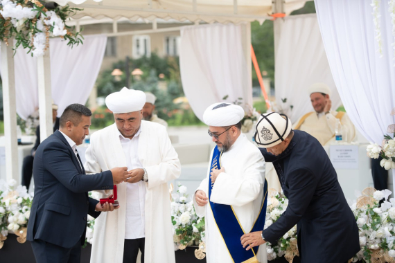 Награждение главы управления мусульман Узбекистана муфтия шейха Нуриддина Холикназарова