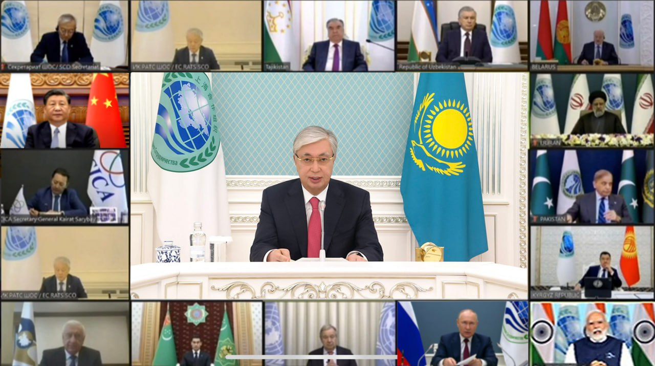 Президент Казахстана Касым-Жомарт Токаев (в центре) на саммите стран ШОС