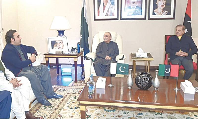 Слева направо: лидер ПНП Билавал Бхутто-Зардари, сопредседатель ПНП Асиф Али Зардари, президент ПМЛ-Н Шехбаз Шариф