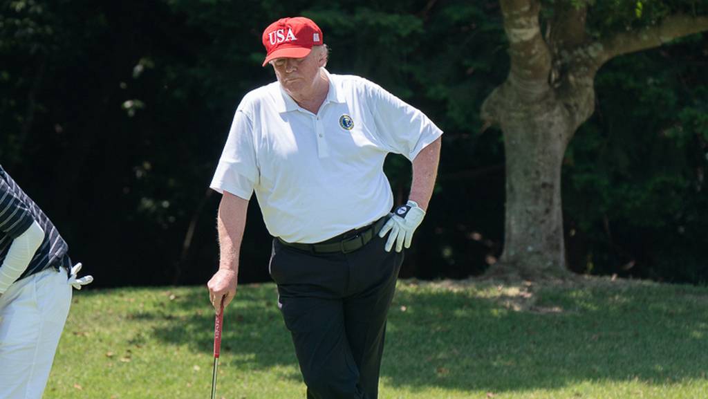 Дональд Трамп играет в гольф