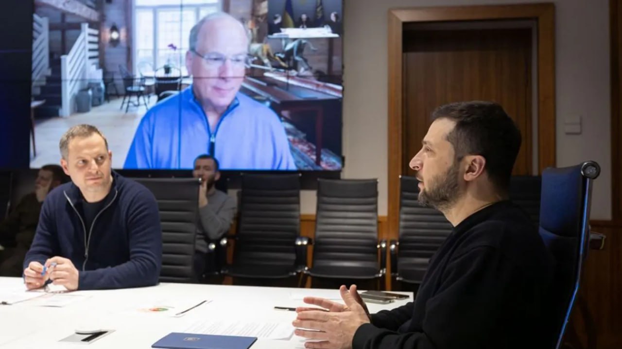 Генеральный директор BlackRock Ларри Финк (на заднем плане) проводит виртуальные переговоры с президентом Украины Владимиром Зеленским (справа), обсуждая восстановление страны
