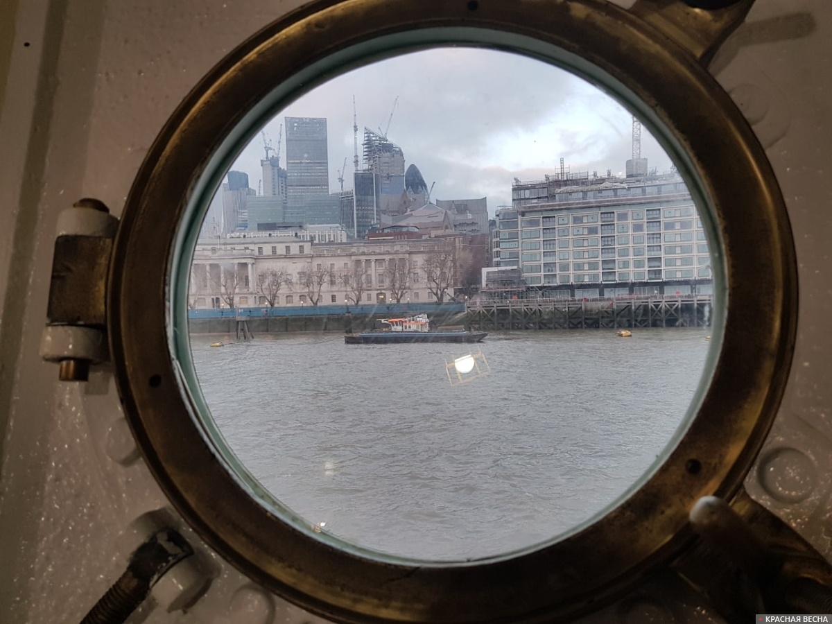 Вид на Лондон через иллюминатор