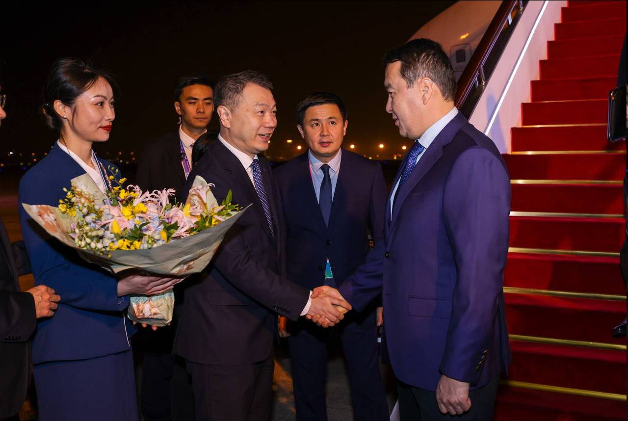 Премьер-министра Казахстана Алихана Смаилова встречают в Пекине