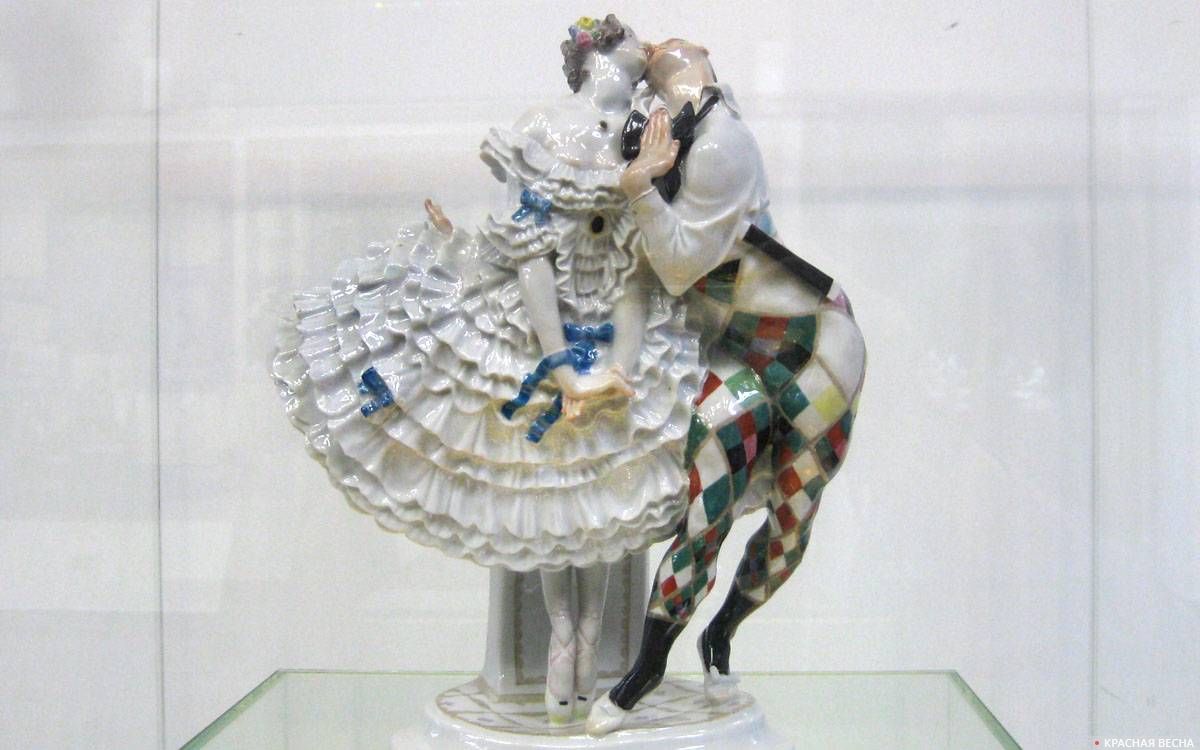 Скульптура  «Арлекин и Коломбина» из серии «Русский балет». Автор модели Пауль Шойрих. 1913. Мейсенская мануфактура (Германия)