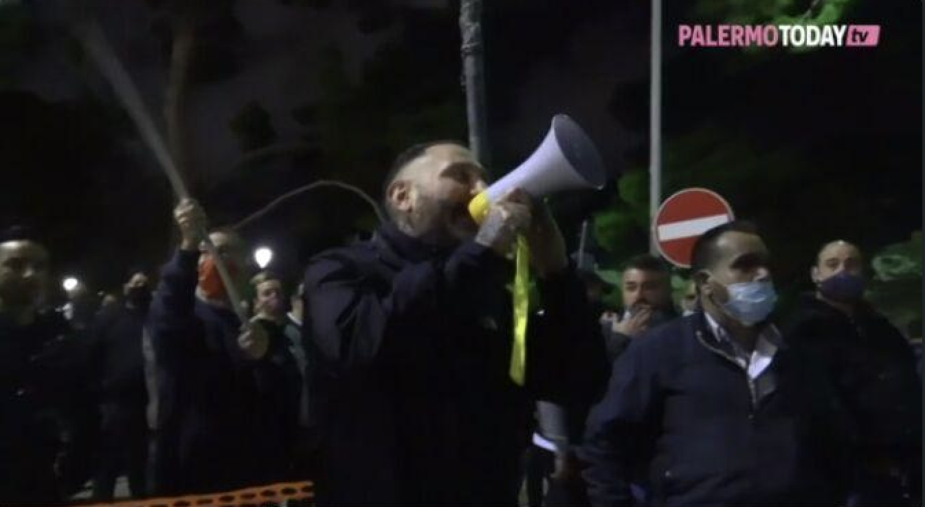 Активист ультраправой Forza Nuova на антиковидном шествии в Палермо