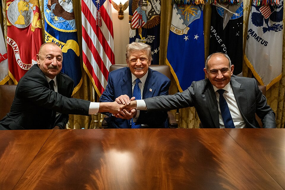 Дональд Трамп встречается с президентом Азербайджана Ильхамом Алиевым и премьер-министром Армении Николом Пашиняном. 2025