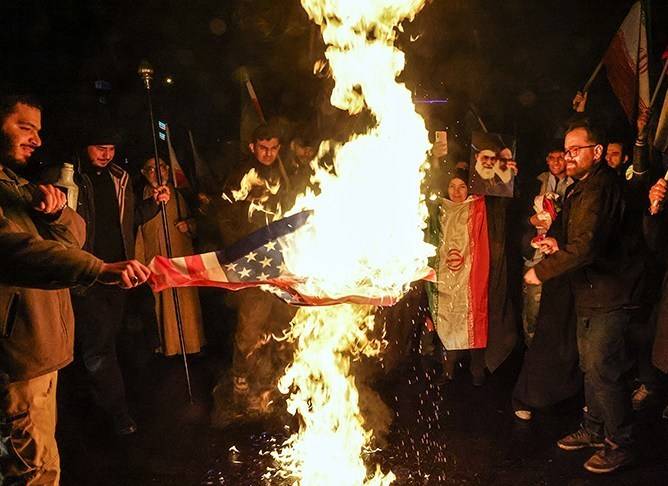 В Иране демонстранты сжигают флаг США в ходе празднования избрания нового лидера