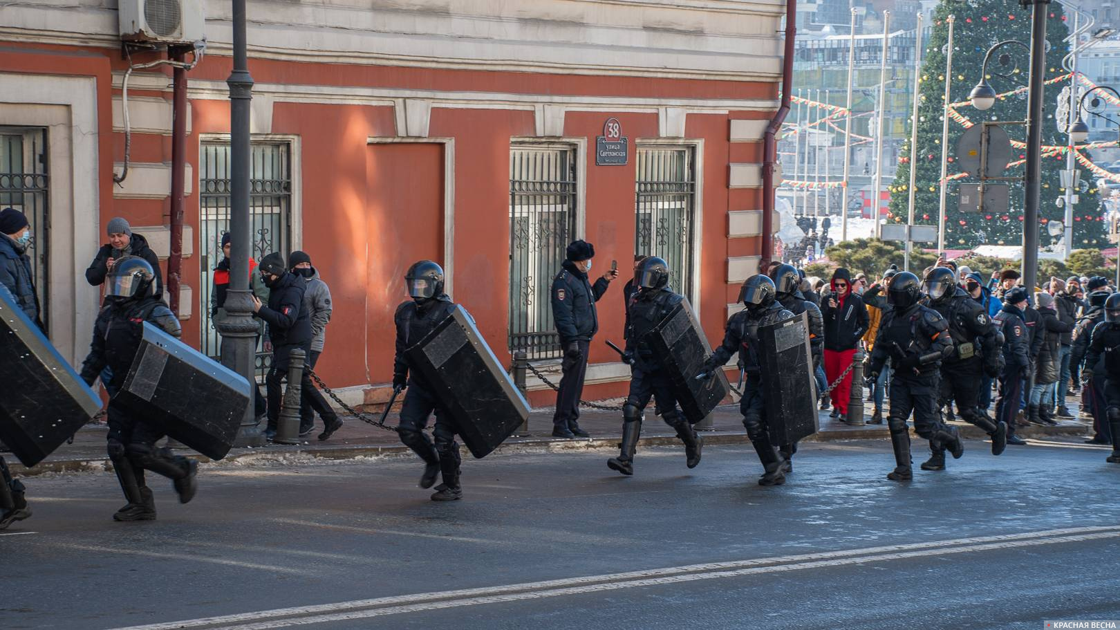 ОМОН выдвигается к месту протеста во Владивостоке, 23.01.2021