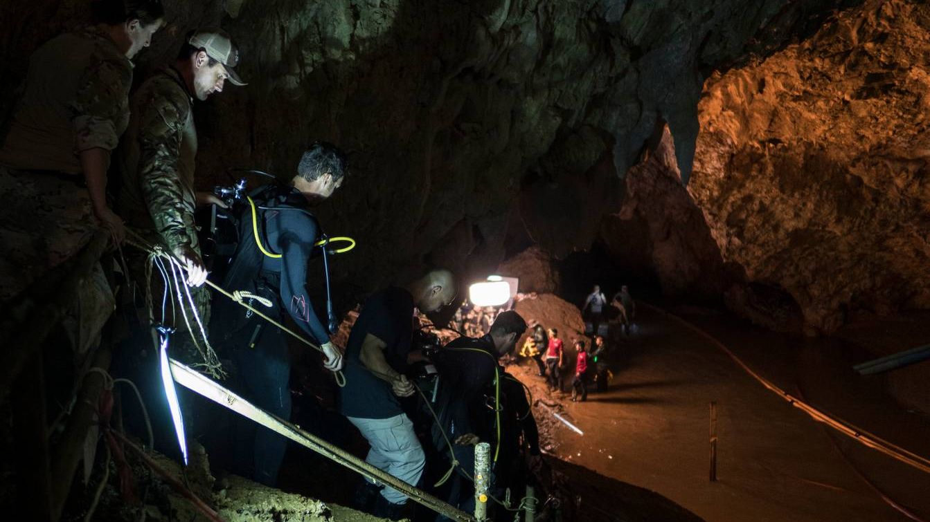 Какую вещь бекки нашли спасатели в пещере. Пещера Тхам Луанг. Дикие Вепри пещера Тхам Луанг. Пещера Тхам Луанг в Таиланде. Спасательная операция в пещере Тхамлуангнангнон.
