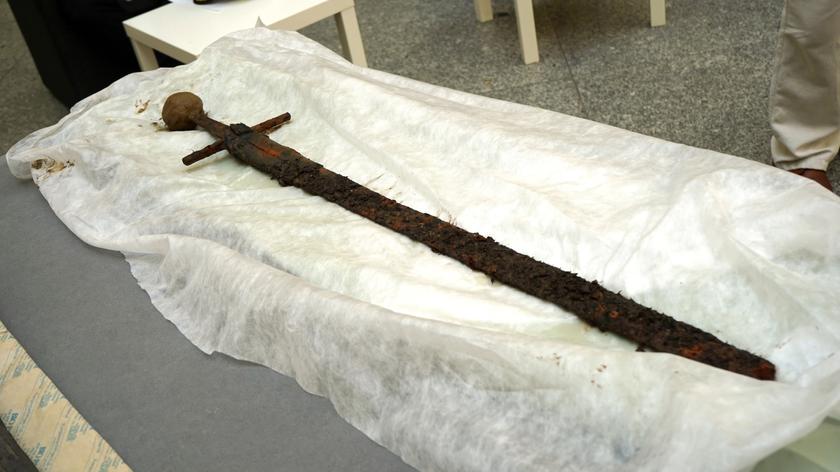 Средневековый меч, найденный в Одре. Marcin Bielecki, TVN24