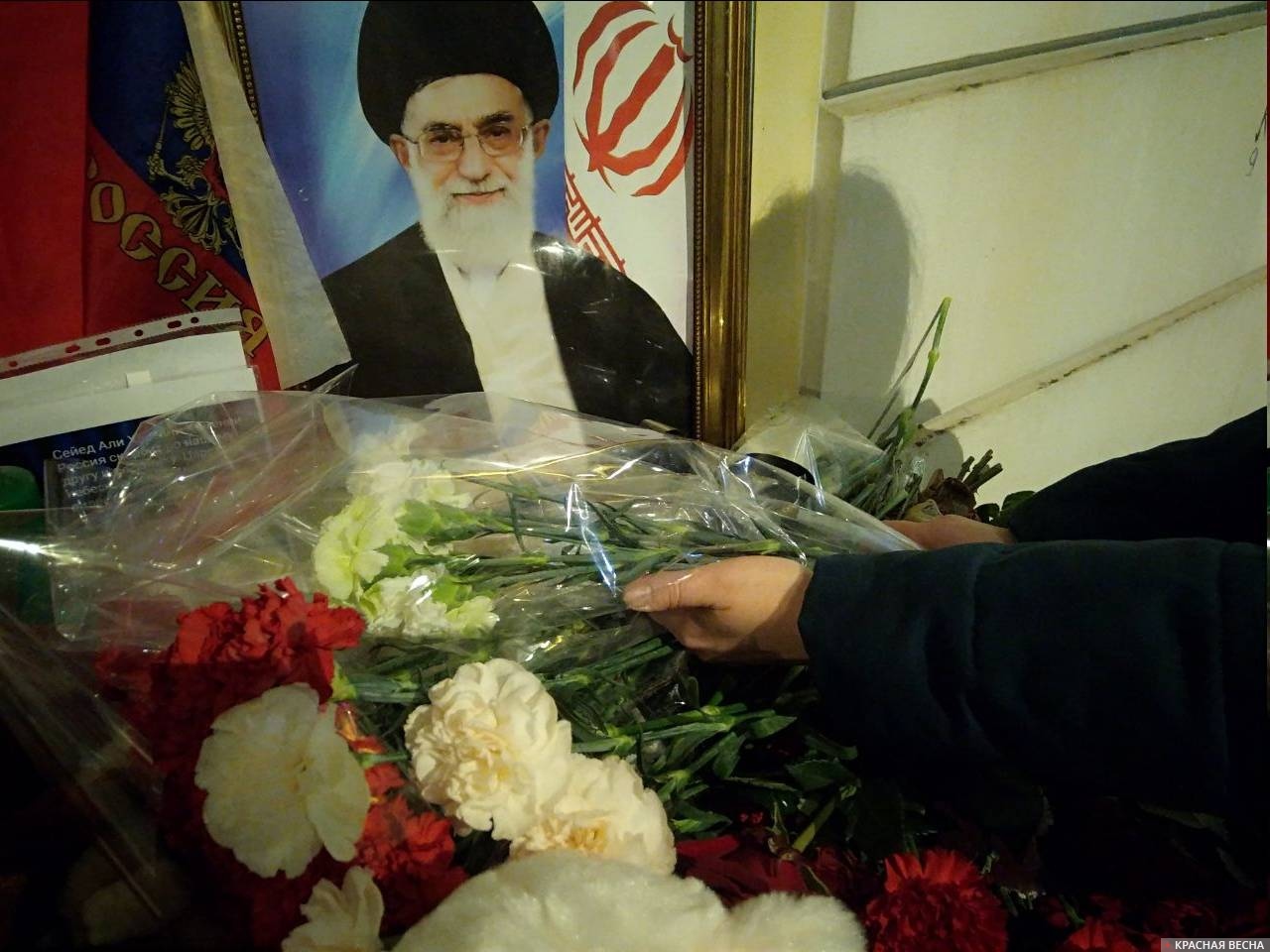 Цветы у посольства Ирана в Москве