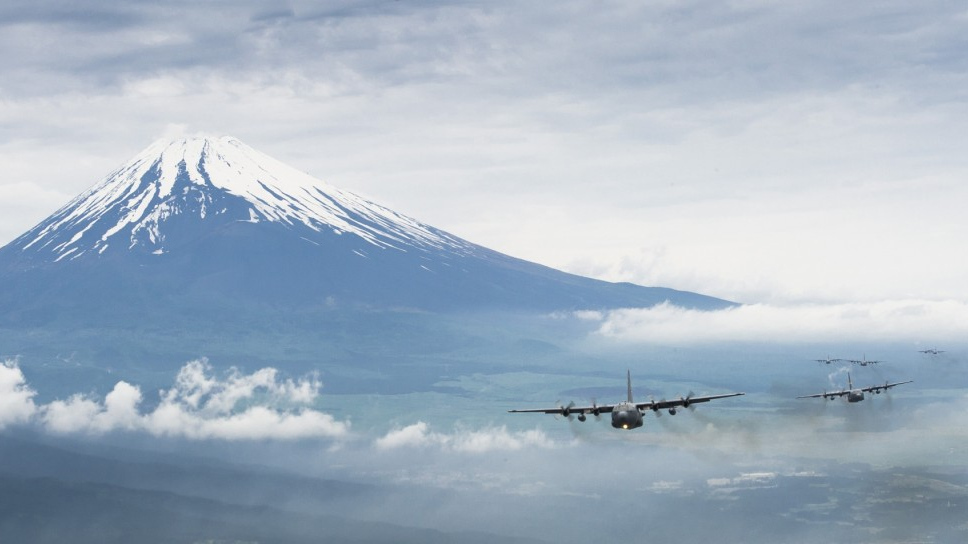 Авиация США на фоне горы Фудзияма